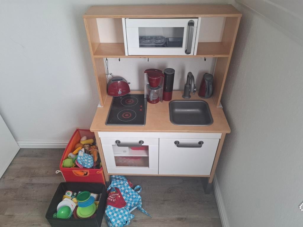 Ikea keukentje met veel verschillende toebehoren, Ophalen, Zo goed als nieuw