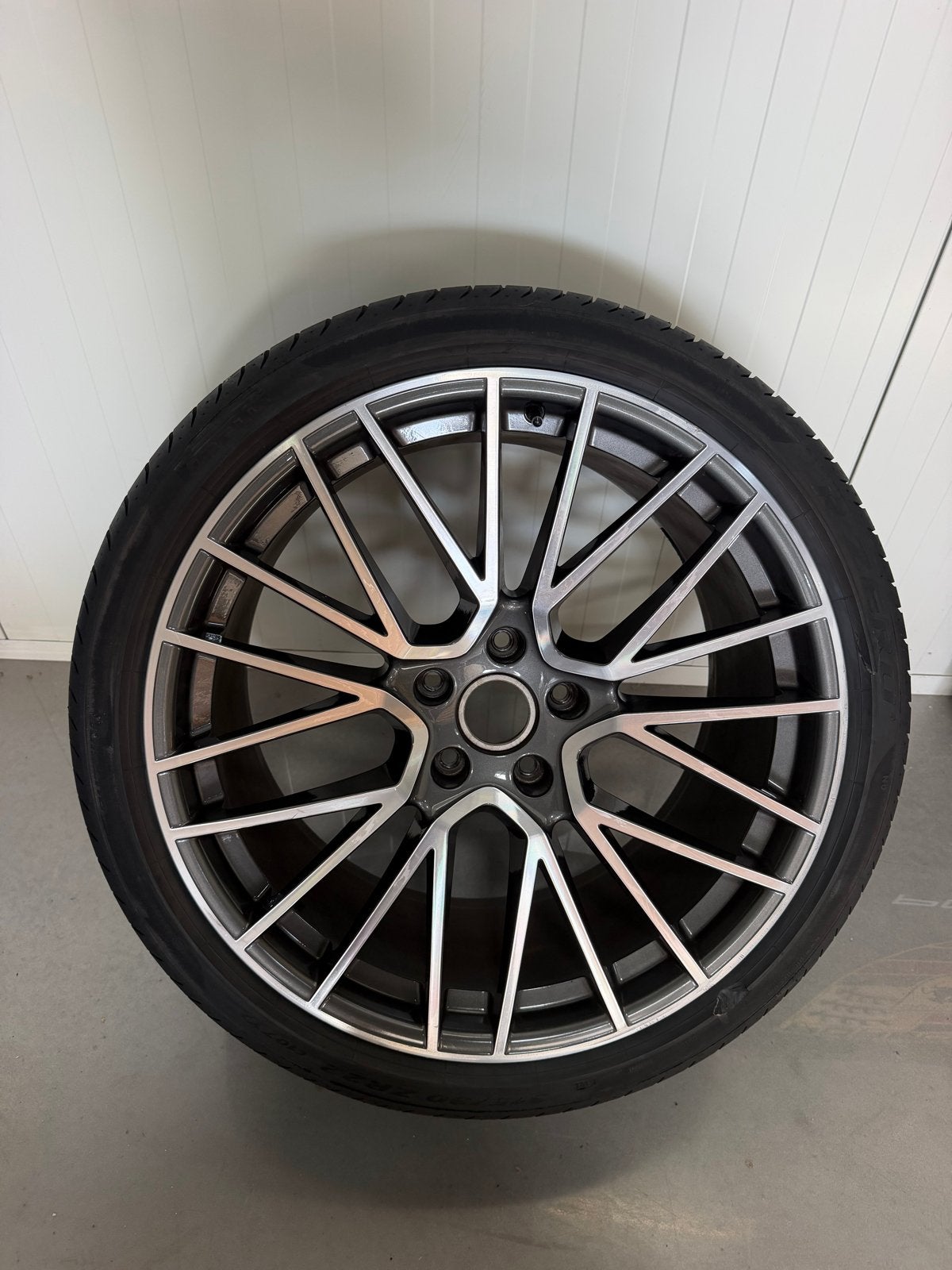 Originele 22" Porsche velg met nieuwe band, Ophalen, Gebruikt, Banden en Velgen, 315 mm