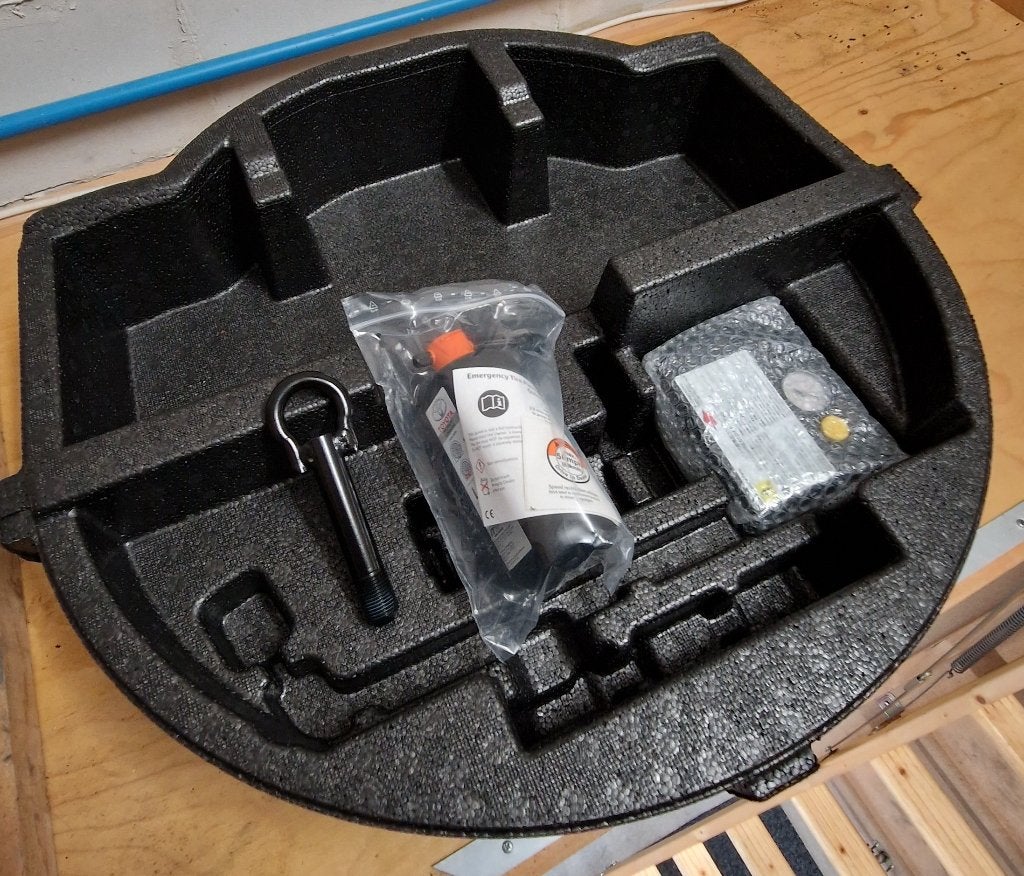 Toyota foam inlay met banden dicht set en 12V compressor., Ophalen