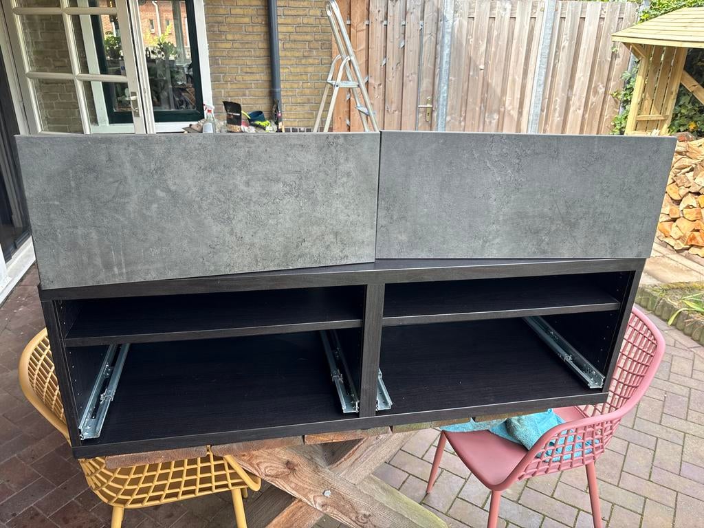 Besta dressoir met betonnen look lades, Huis en Inrichting, Kasten | Overige, Ophalen, Zo goed als nieuw
