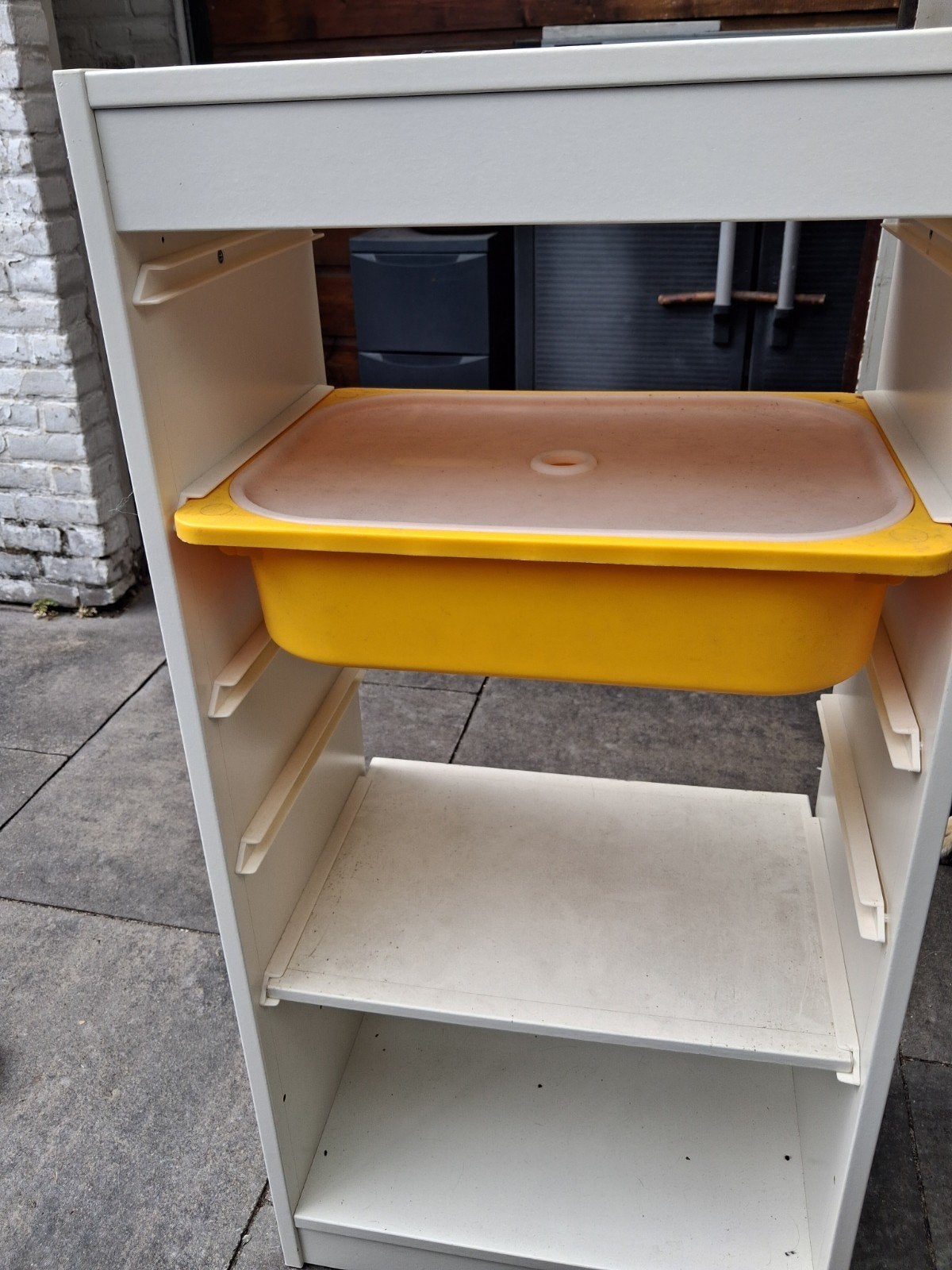 IKEA Trofast kast met plank en gele bak met deksel, Ophalen