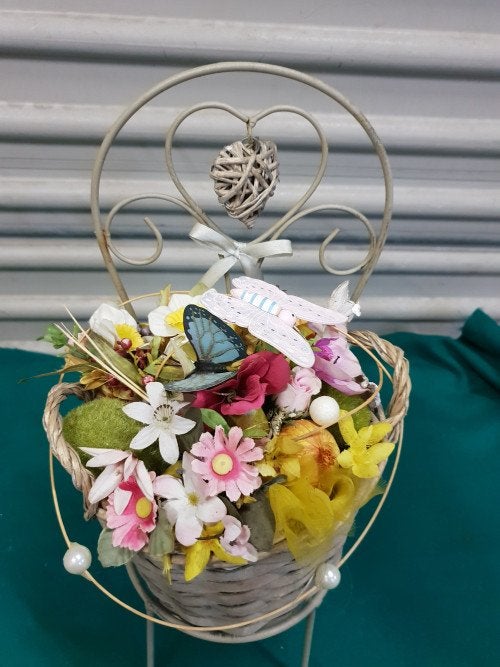 kunst bloemen mandje op stoel, Huis en Inrichting, Ophalen of Verzenden, 'T Olde Gre-j, Info@toldegrej.nl, Endepoelstraat 20f Didam
