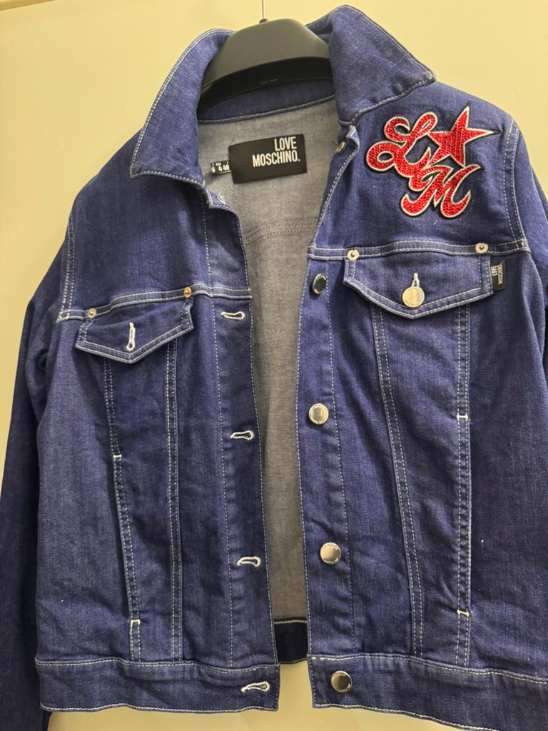 Love Moschino spijkerjasje met logo en ster, Ophalen of Verzenden, Zo goed als nieuw, Maat 38/40 (M), Blauw
