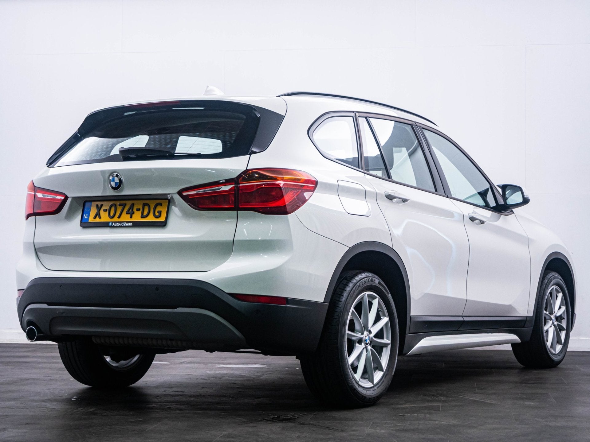BMW X1 SDrive18i High Executive Edition PDC|Navi + Winterset, Auto's, BMW, Stof, Gebruikt, Euro 6, Wit