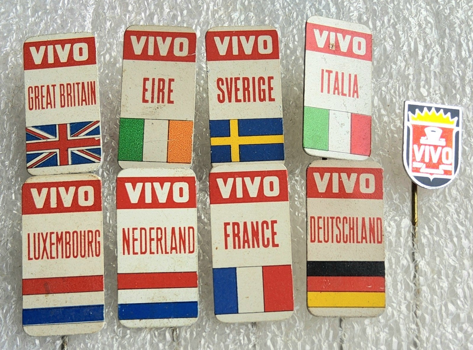 9 VIVO Kruidenier Vlaggen Speldjes - Vintage Collectie, Verzamelen, Ophalen of Verzenden, Gebruikt, Stad of Land, Speldje of Pin