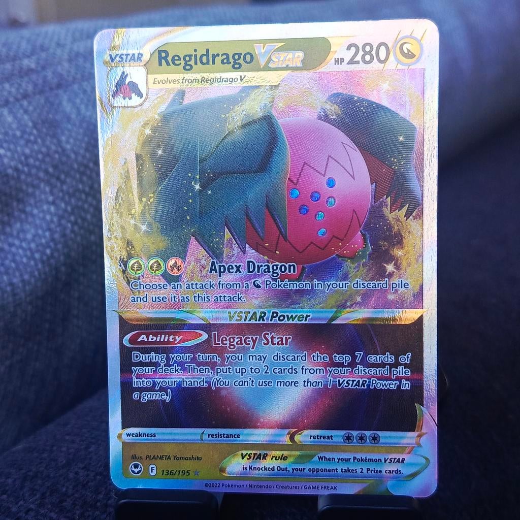Regidrago VSTAR Pokémon kaart 136/195, Ophalen of Verzenden, Zo goed als nieuw, Losse kaart, Foil
