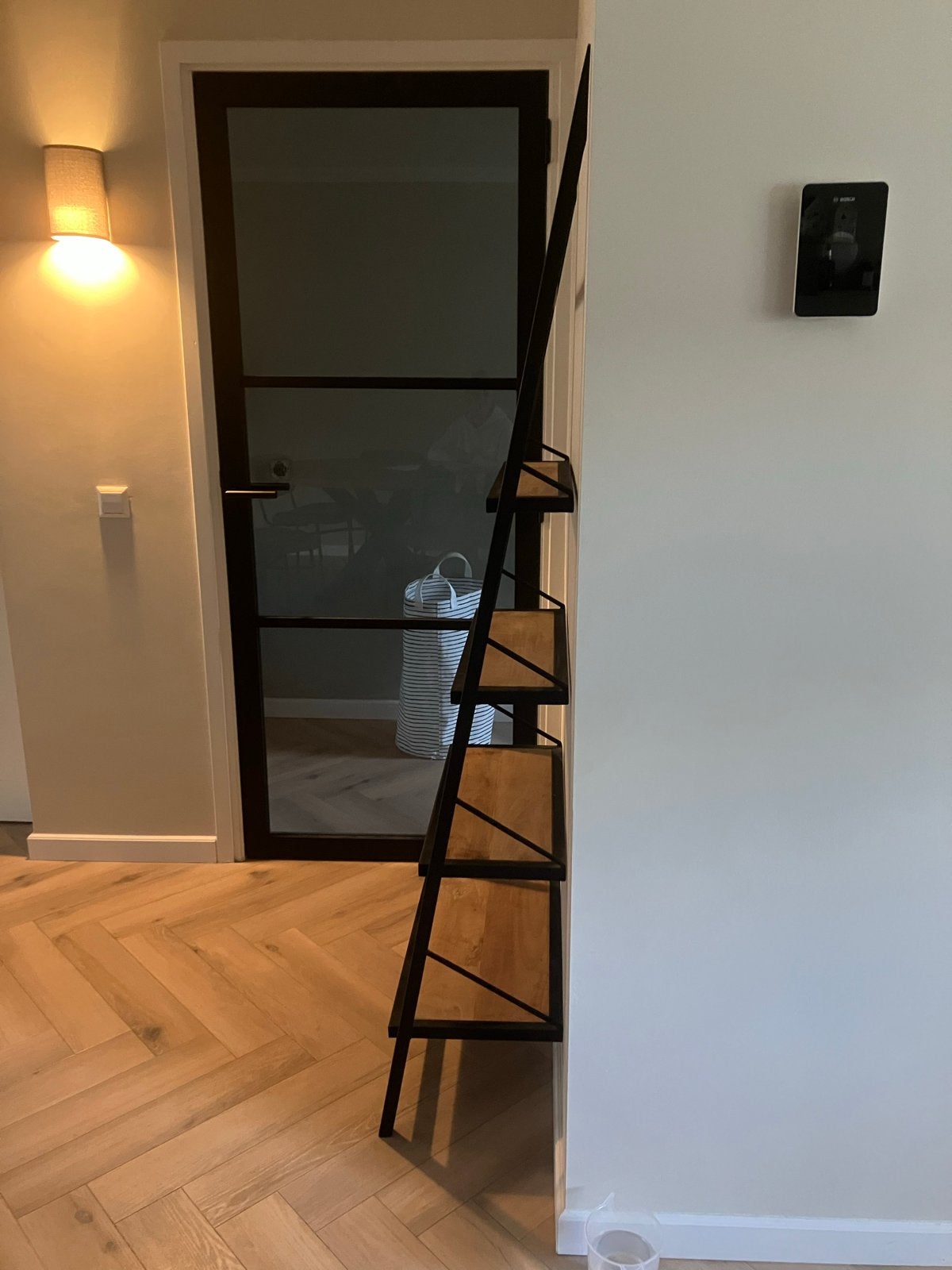 Moderne wandrek/boekenrek met 5 planken - Zwart metaal/hout, Ophalen, Met plank(en), Minder dan 50 cm, Zo goed als nieuw