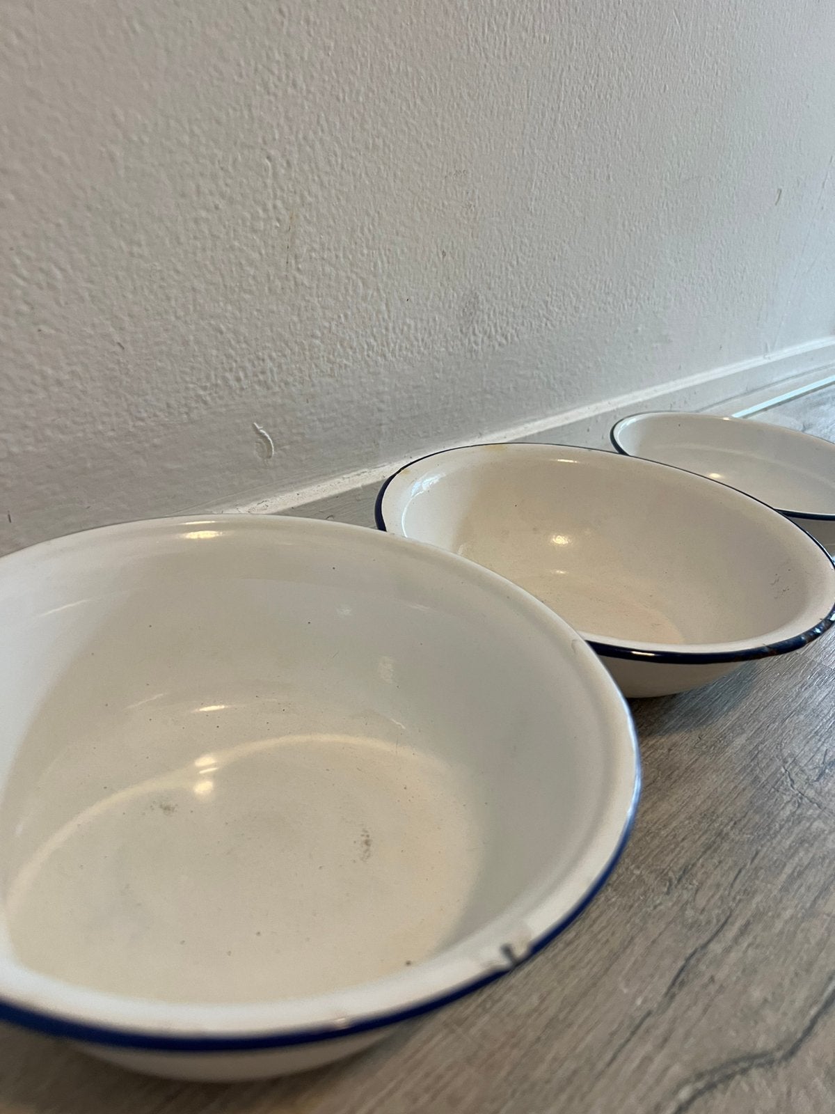 Vintage emaille kommen set – Brocante / Rustiek wit-blauw, Antiek en Kunst, Verzenden