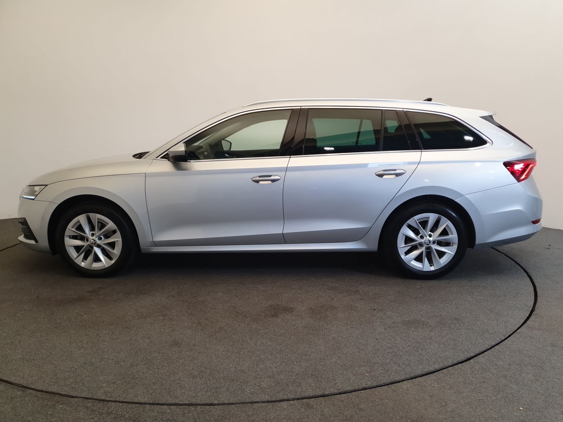 Skoda Octavia Combi 1.5 e-TSI 150pk DSG/AUT Business Edition, Stof, 4 cilinders, 1283 kg, 690 kg