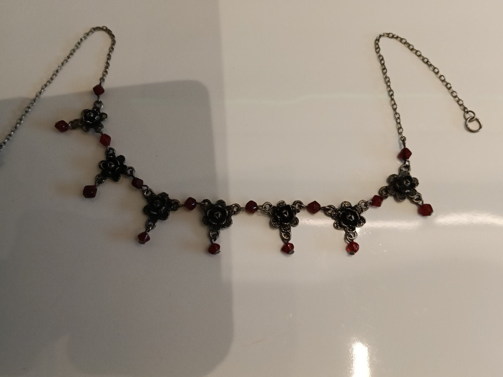 Vintage collier, tinnen bloemmotief. glazen/stenen kralen., Ophalen of Verzenden, Gebruikt, Rood, Overige materialen