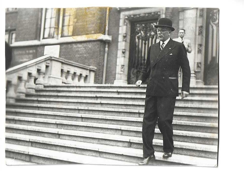 jacques goudstikker doet heer met bolhoed uitgeleide, Ophalen of Verzenden, 1920 tot 1940, Ongelopen, Noord-Holland