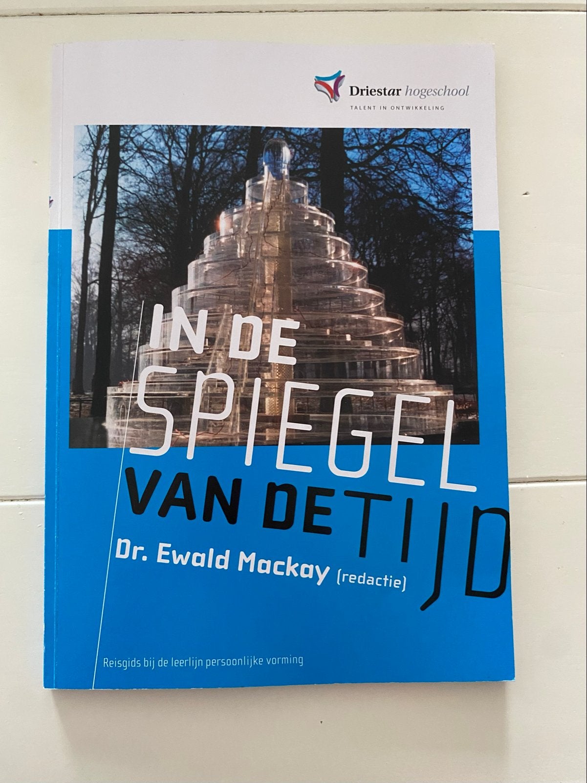 In de Spiegel van de Tijd - Dr. Ewald Mackay, Ophalen of Verzenden, Gamma, Zo goed als nieuw, HBO