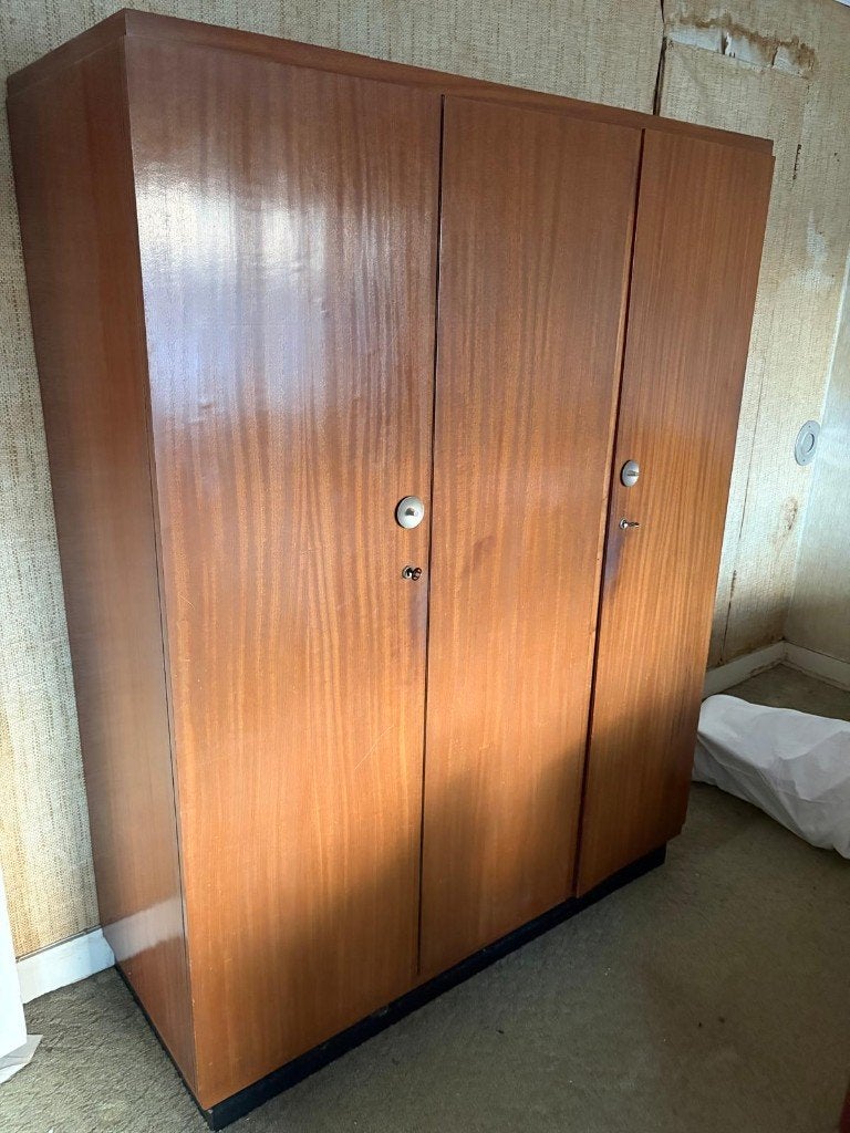 Vintage driedeurs kledingkast met spiegel - retro, Ophalen, Gebruikt, 50 tot 75 cm, 150 tot 200 cm