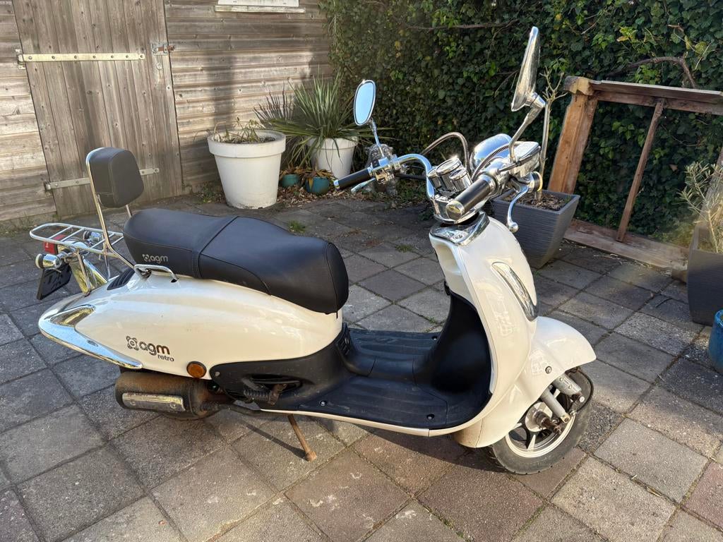 Agm retro scooter wit, Fietsen en Brommers, Snorfietsen en Snorscooters, Gebruikt, Overige merken, Benzine, Ophalen