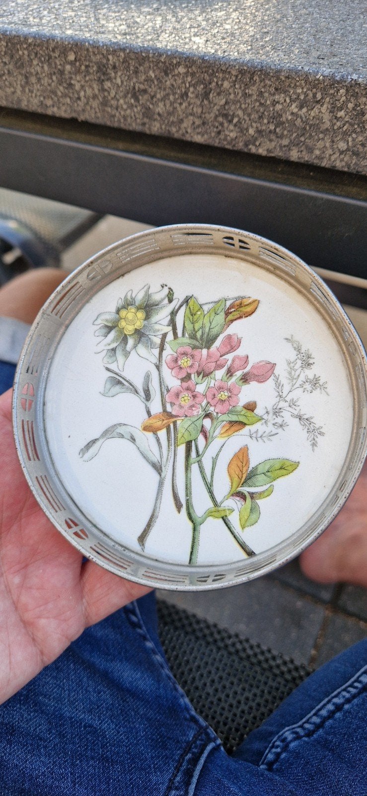 Vintage metal onderzetter met bloemmotief, Ophalen of Verzenden