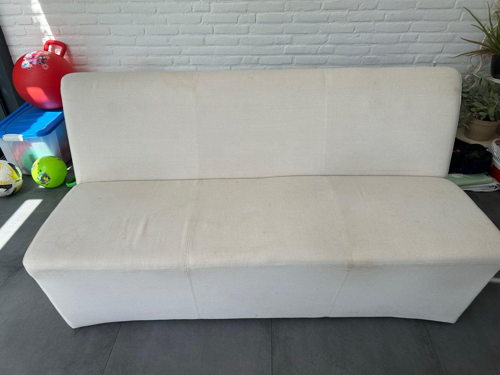 GRATIS Witte bank met wielen, Huis en Inrichting, Banken | Bankstellen, Ophalen, Gebruikt, Driepersoons, 75 tot 100 cm