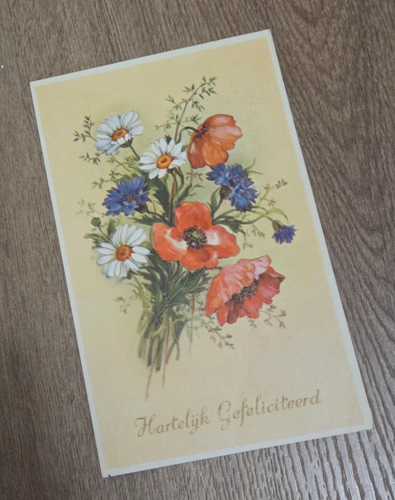 Oude ansichtkaart 'Hartelijk Gefeliciteerd' met bloemen, Verzamelen, Ansichtkaarten | Themakaarten, Verzenden, 1940 tot 1960, Gelopen