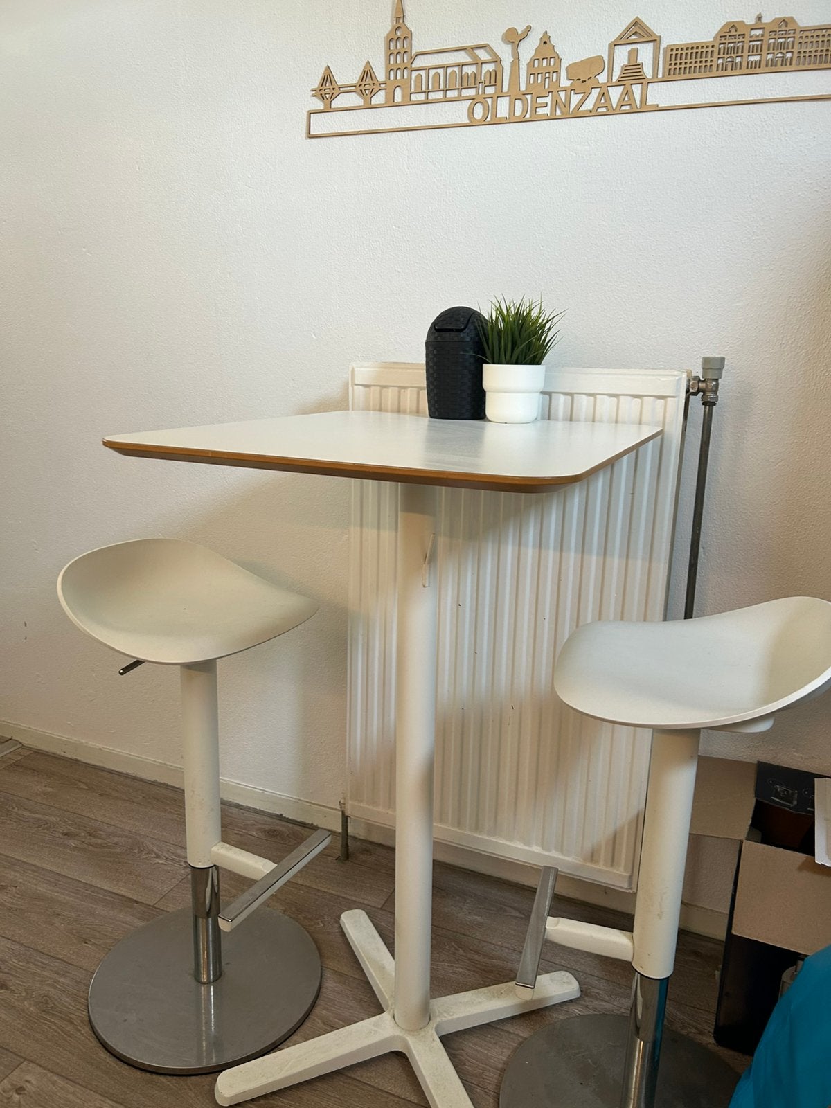 Nette bartafel met twee bar krukken, Ophalen, Zo goed als nieuw