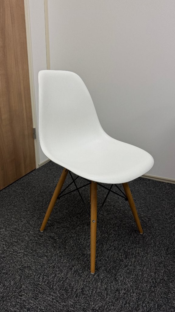 Witte eettafelstoelen met houten poten, Huis en Inrichting, Stoelen, Gebruikt, Wit, Vier, Modern