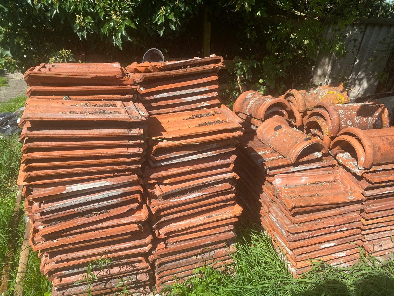 Partij 50 x oude dakpannen rood en nokvorsten, Ophalen, Gebruikt, Steen of Klei, 15 m² of meer
