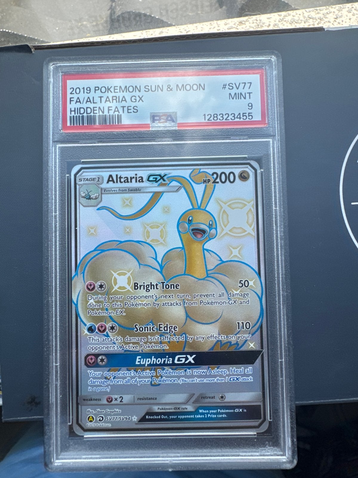 PSA 9 Altaria GX SV77/SV94 Hidden Fates, Hobby en Vrije tijd, Verzamelkaartspellen | Pokémon, Ophalen of Verzenden, Zo goed als nieuw