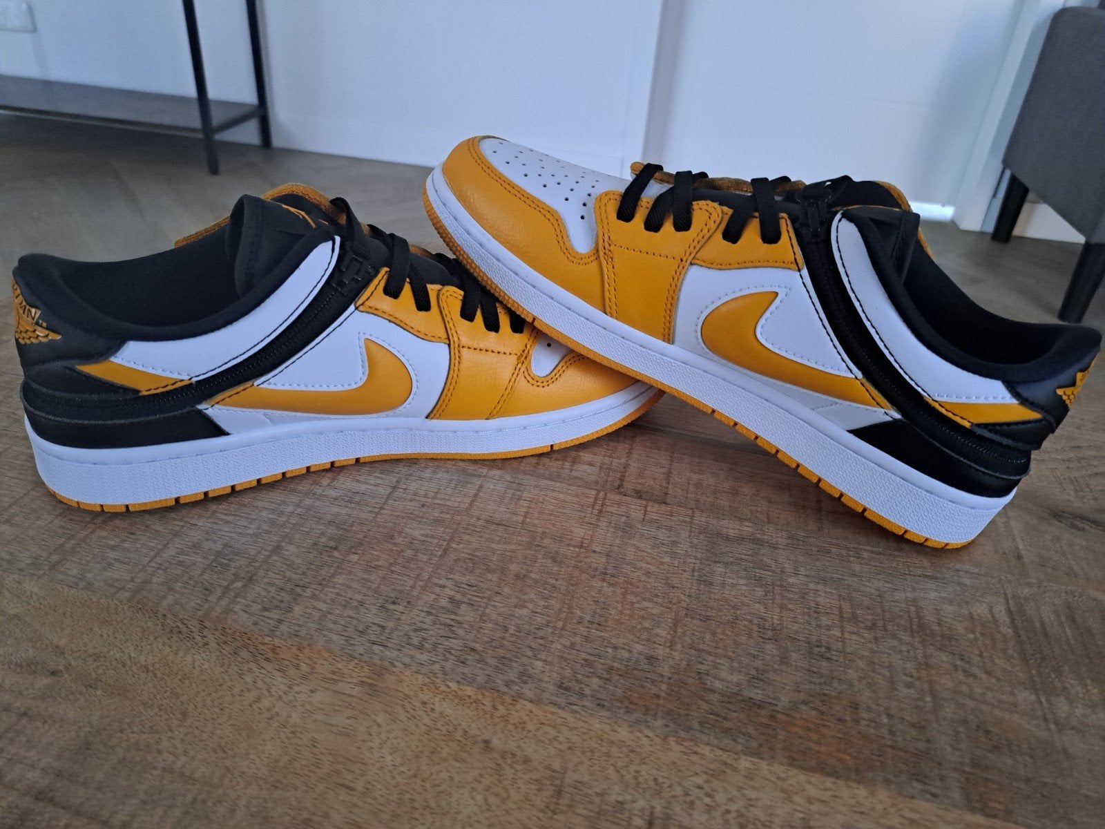 Air Jordan 1 Low FlyEase Sneakers - Wit/Geel/Zwart, Ophalen, Overige kleuren, Nike Jordan, Nieuw