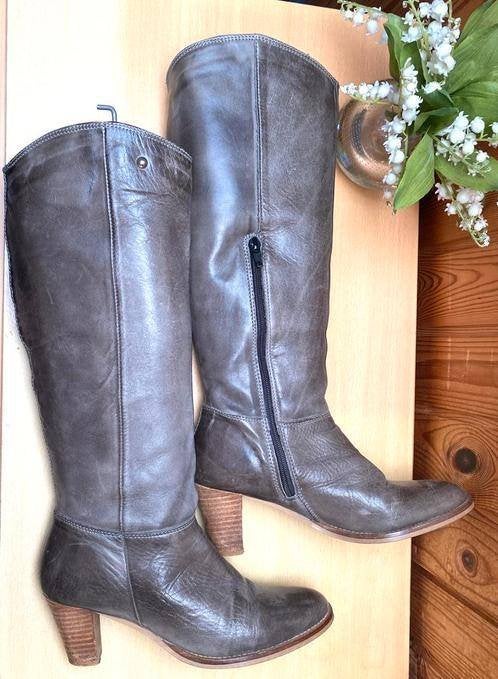 Taupe kleur laarzen maat 37 [DM], Hoge laarzen, Overige kleuren, Ophalen of Verzenden, Zo goed als nieuw