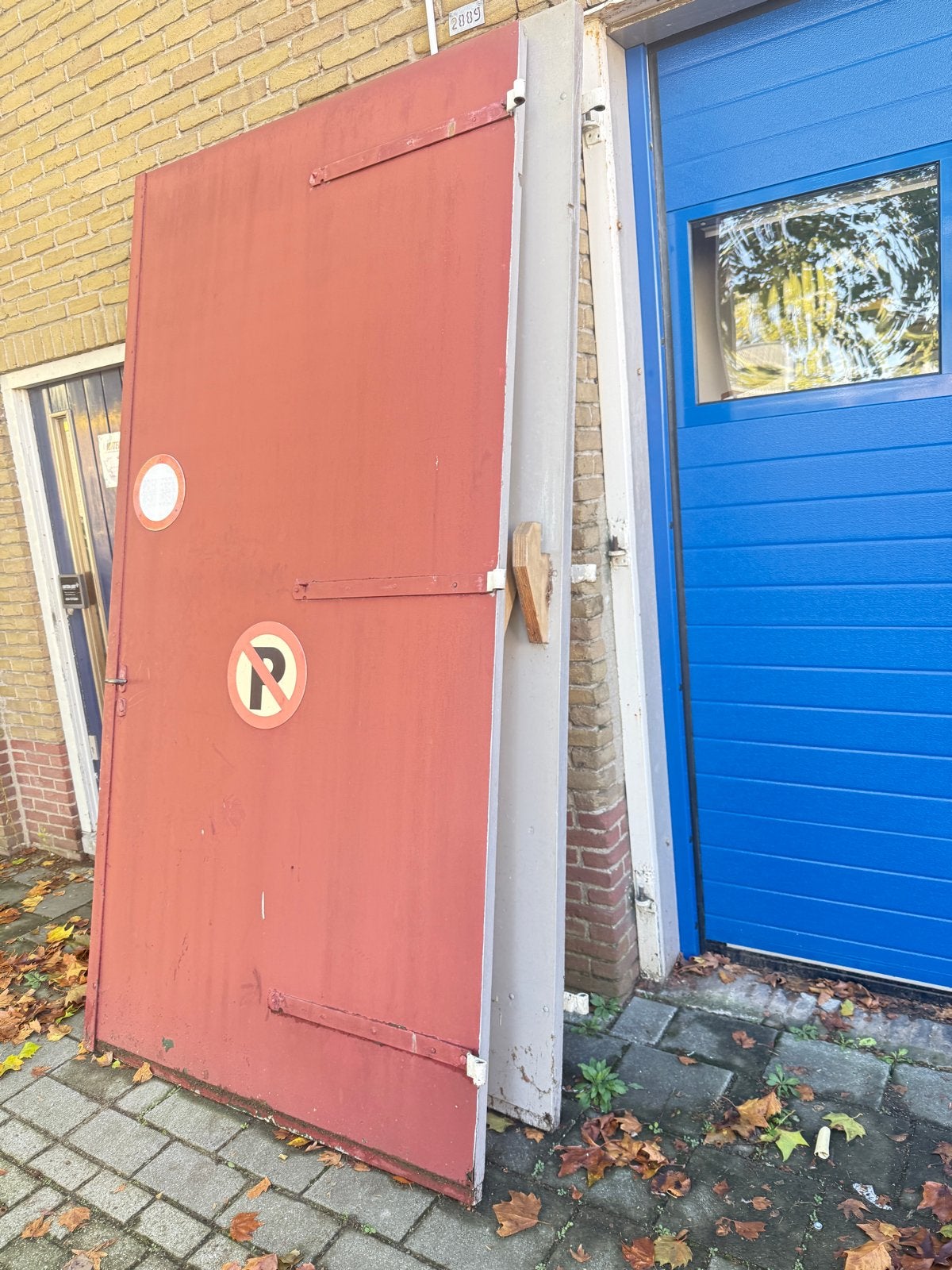 Robuuste rode garagedeur - Gebruikt, maar functioneel, Ophalen, Gebruikt, Garagedeur, Hout