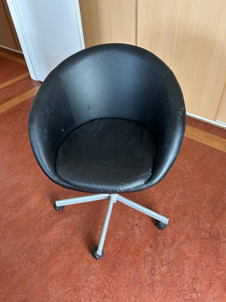 Zwarte bureaustoel op wieltjes, Ophalen, Gebruikt, Drie, Zwart