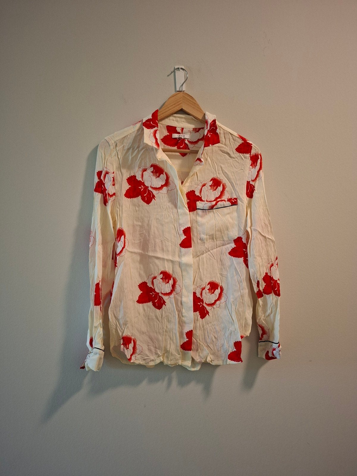 Ganni blouse met rode bloemen en borstzakje, maat 36, Kleding | Dames, Blouses en Tunieken, Ganni, Ophalen of Verzenden, Zo goed als nieuw