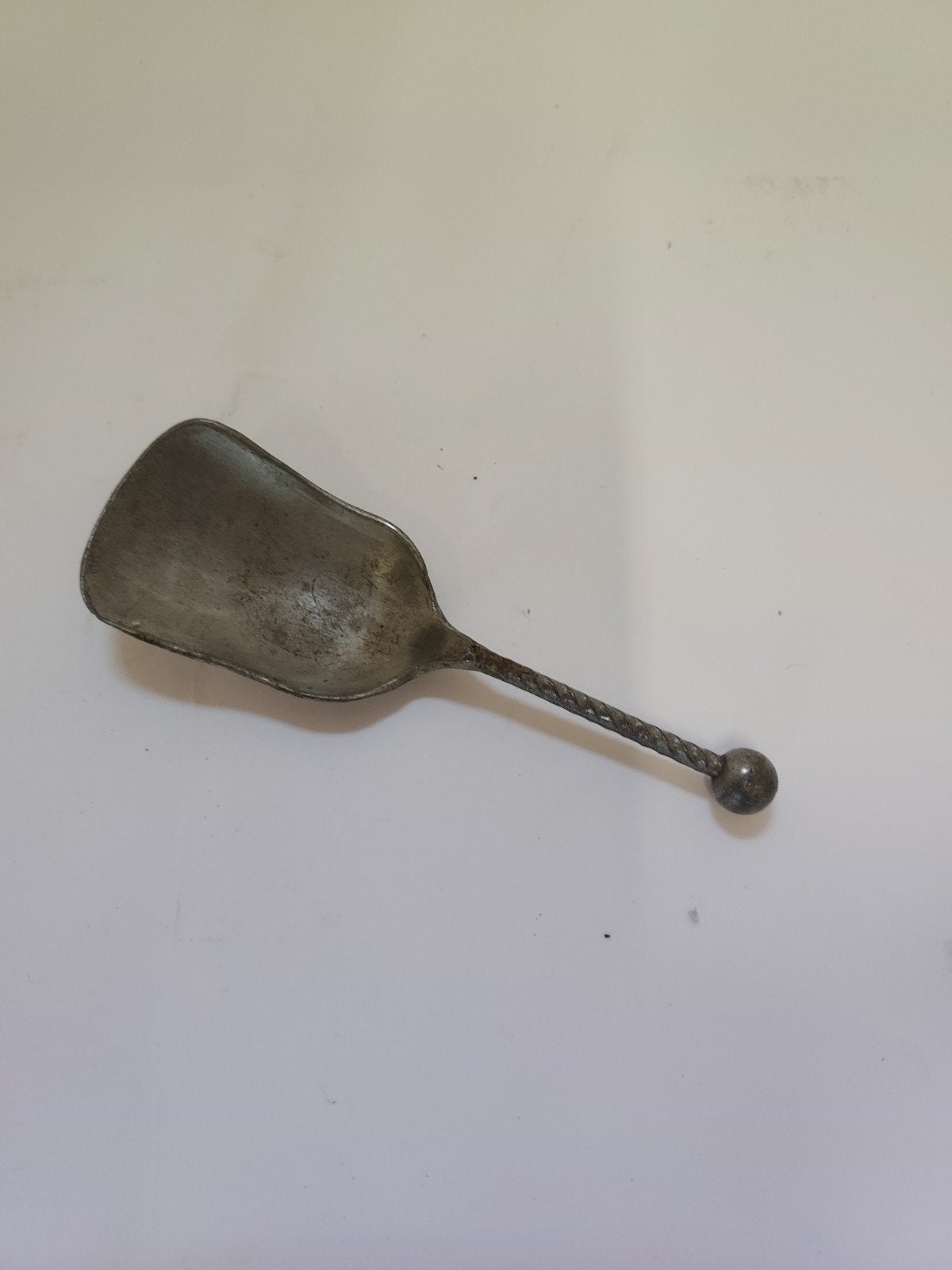 Antieke metalen schepje met gedraaid handvat, Antiek en Kunst, Ophalen of Verzenden