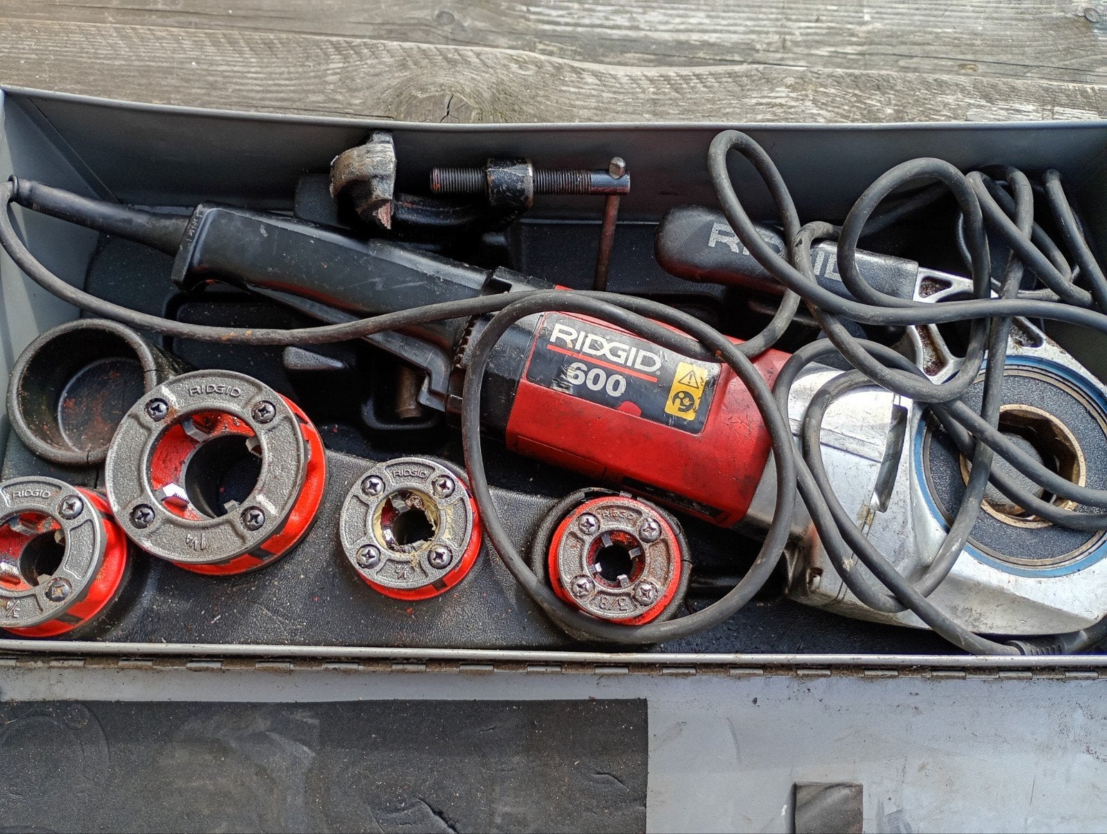 RIDGID 600 Elektrische pijpsnijder met diverse snijkoppen, Ophalen of Verzenden, Gebruikt, Overige typen, Ridgid