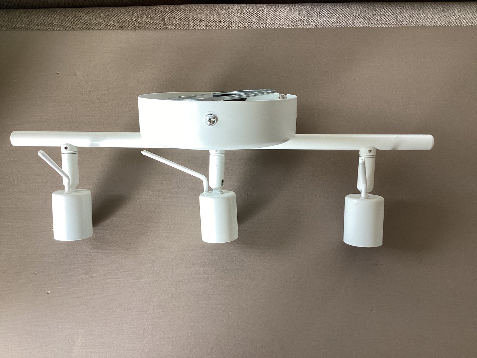 Ikea Tross witte plafondlamp met 3 verstelbare spotjes., Ophalen of Verzenden, Zo goed als nieuw, Metaal of Aluminium, Plafondspot of Wandspot