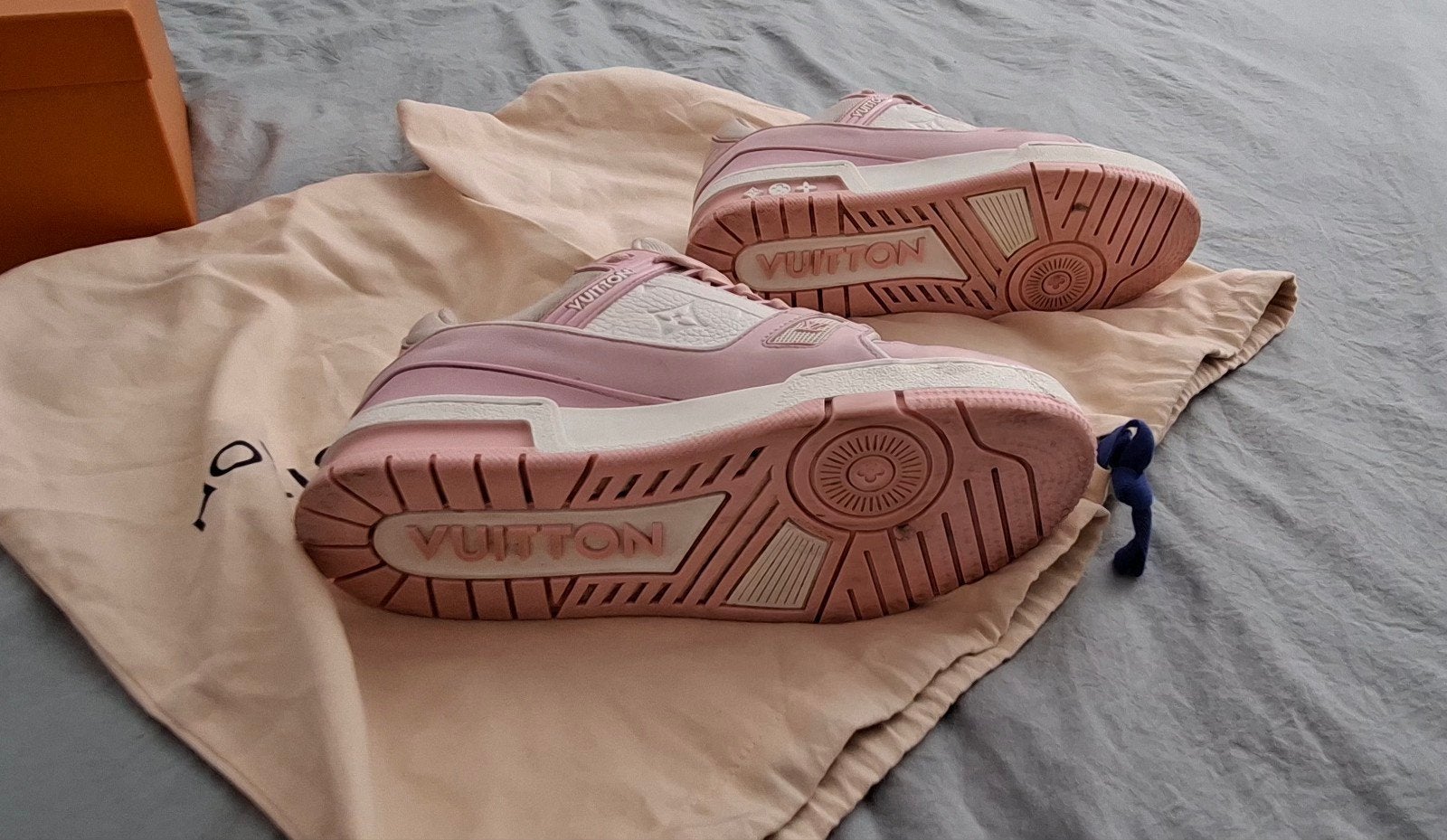 wit met roze louis vuitton gympen maat 39, Kleding | Dames, Schoenen, Ophalen, Louis Vuitton, Roze, Sneakers of Gympen
