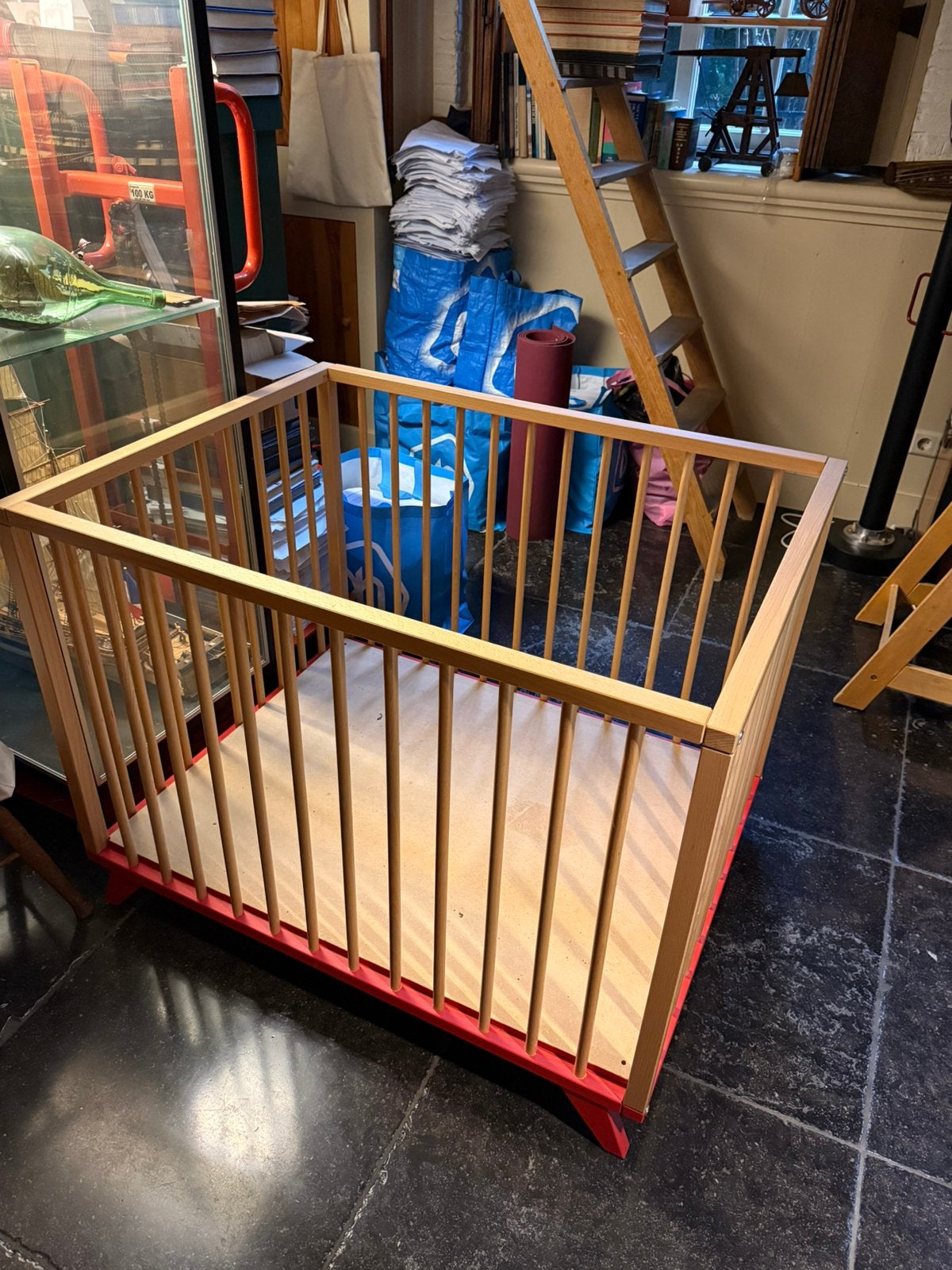 Baby box te koop met speciale rode kleur, Ophalen, Zo goed als nieuw, Vierkant