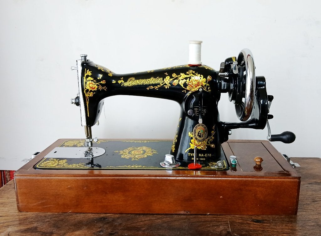 Lewenstein Naaimachine, Ophalen