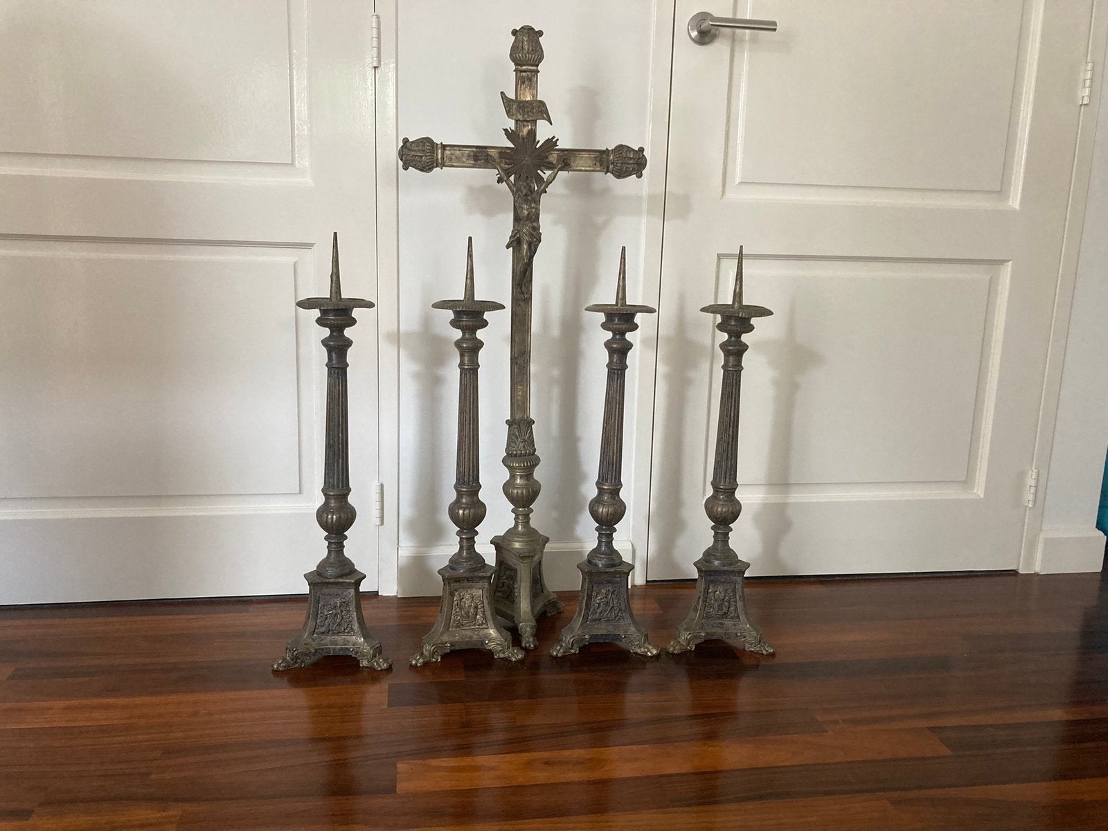 Antiek altaarkruis met 4 kandelaars, Ophalen of Verzenden