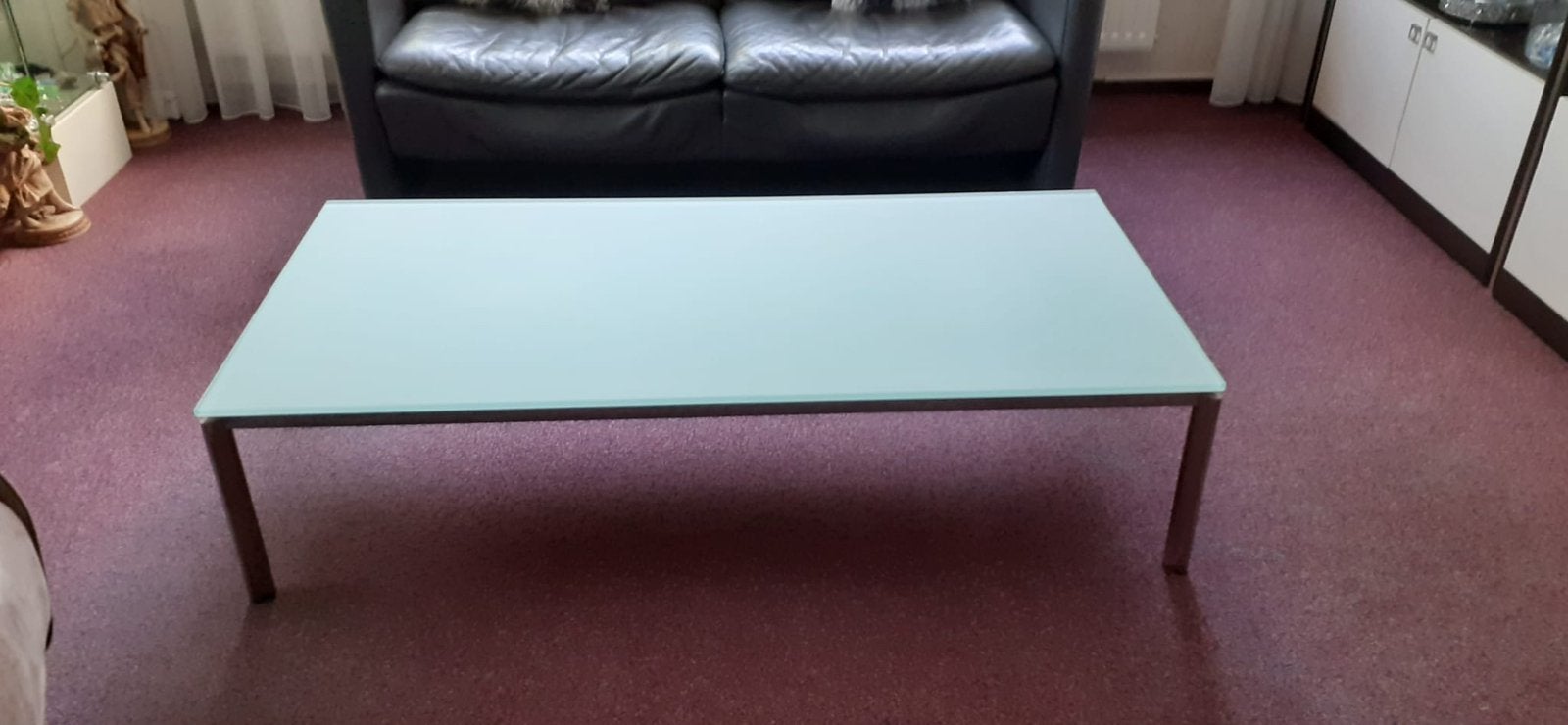 Moderne salontafel met glazen blad en metalen poten, Huis en Inrichting, Tafels | Salontafels, 100 tot 150 cm, 50 tot 100 cm, Ophalen of Verzenden