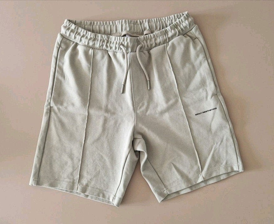 STING :: Daily Aesthetikz Shorts - Maat S groen, Kleding | Heren, Broeken en Pantalons, Ophalen of Verzenden, Zo goed als nieuw