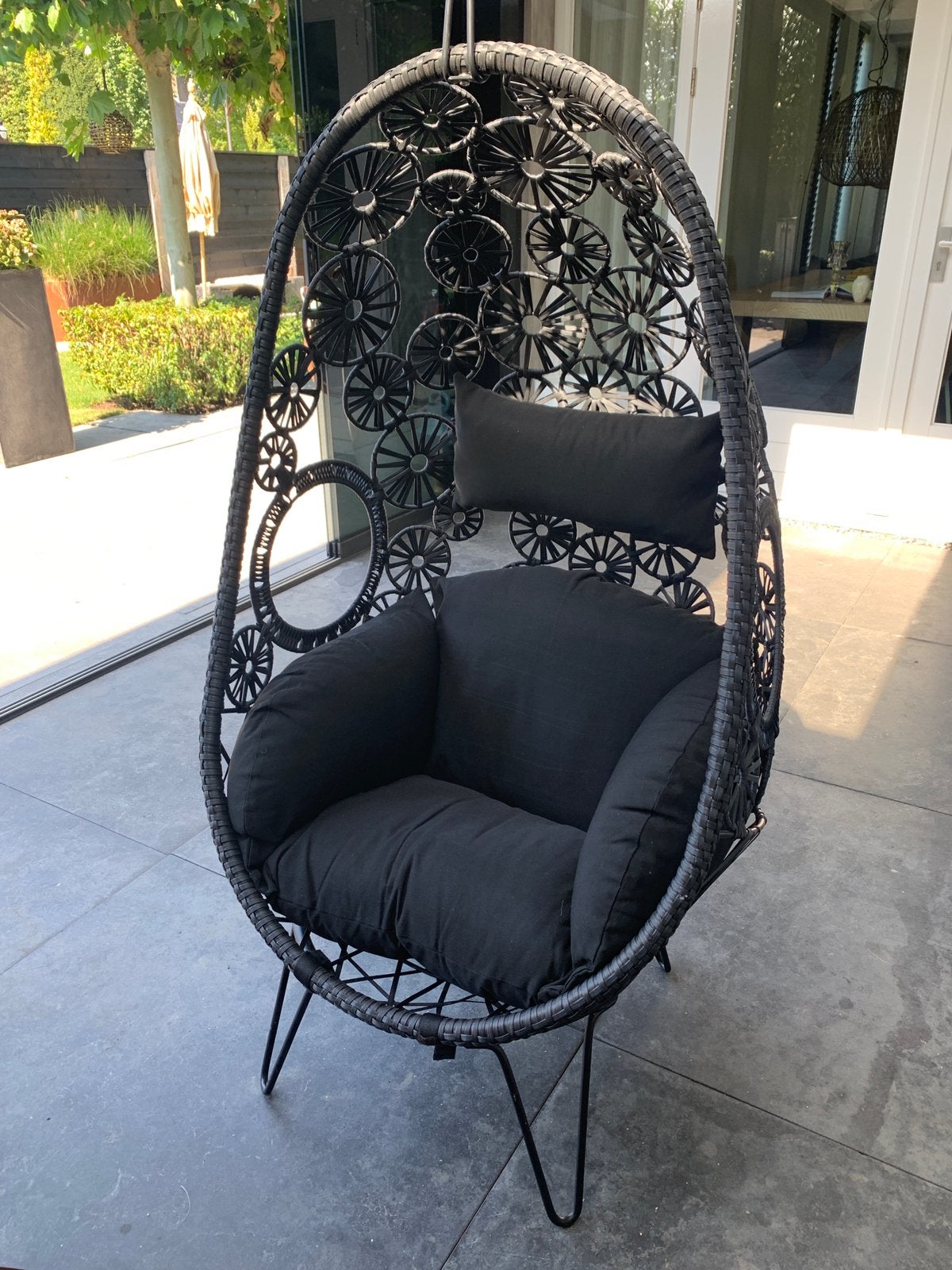 Zwarte Egg Chair / Hangstoel met onderstel + kussens, Ophalen, Zo goed als nieuw, Wicker