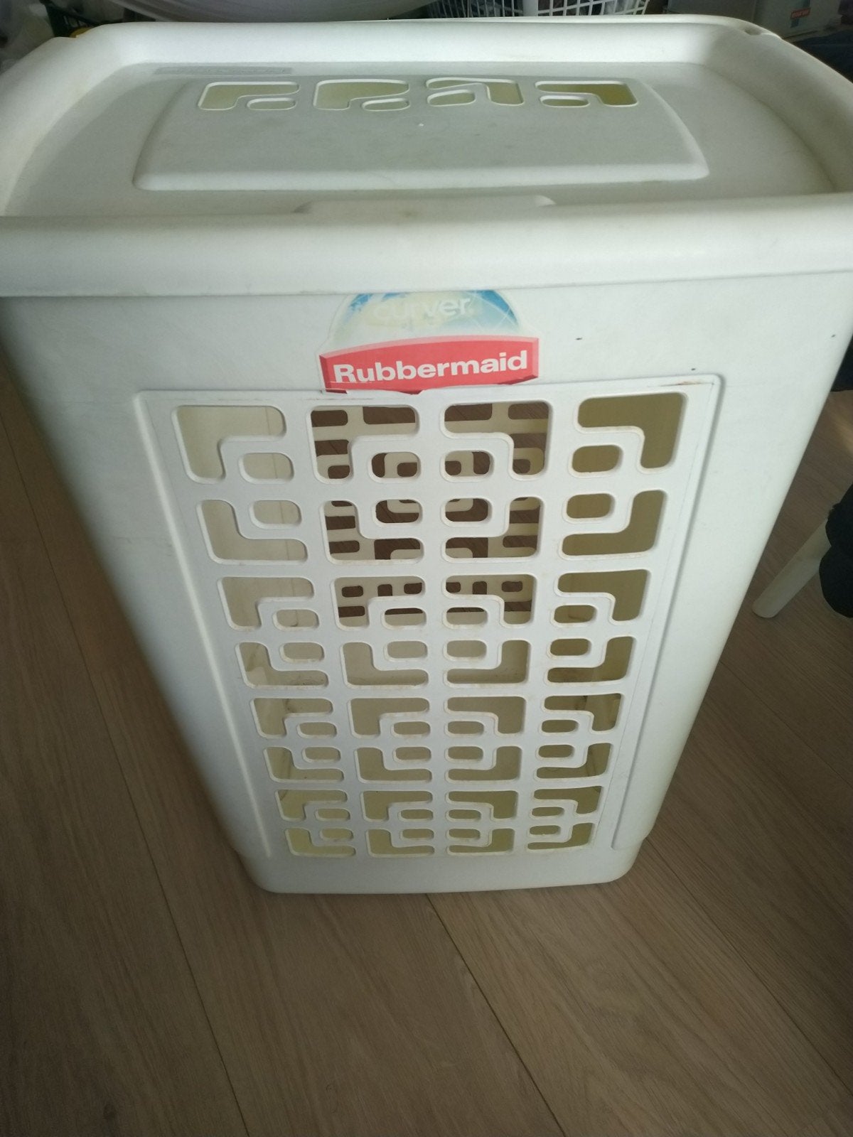 Rubbermaid wasmand met deksel, Ophalen, Gebruikt, 1200 tot 1600 toeren, Minder dan 85 cm