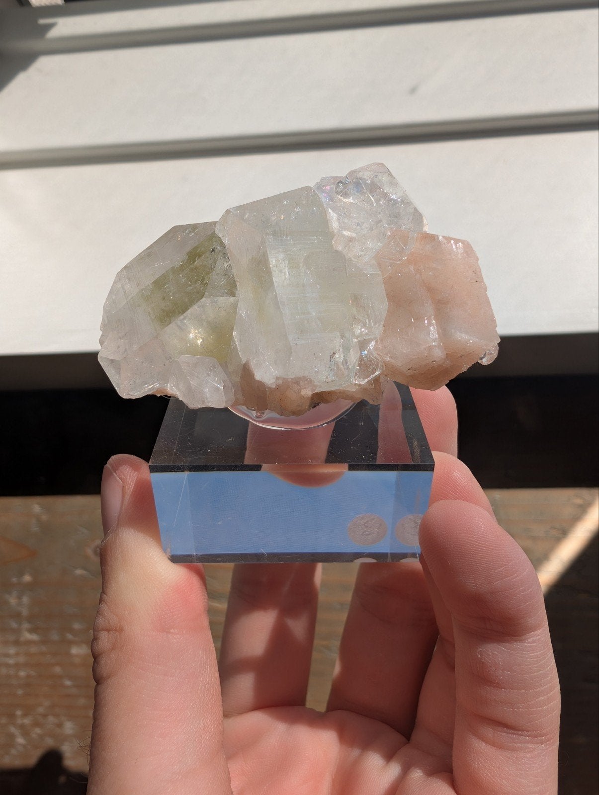 apofylliet en stilbiet bow tie uit Pune district in India, Verzamelen, Mineralen en Fossielen, Ophalen of Verzenden, Mineraal