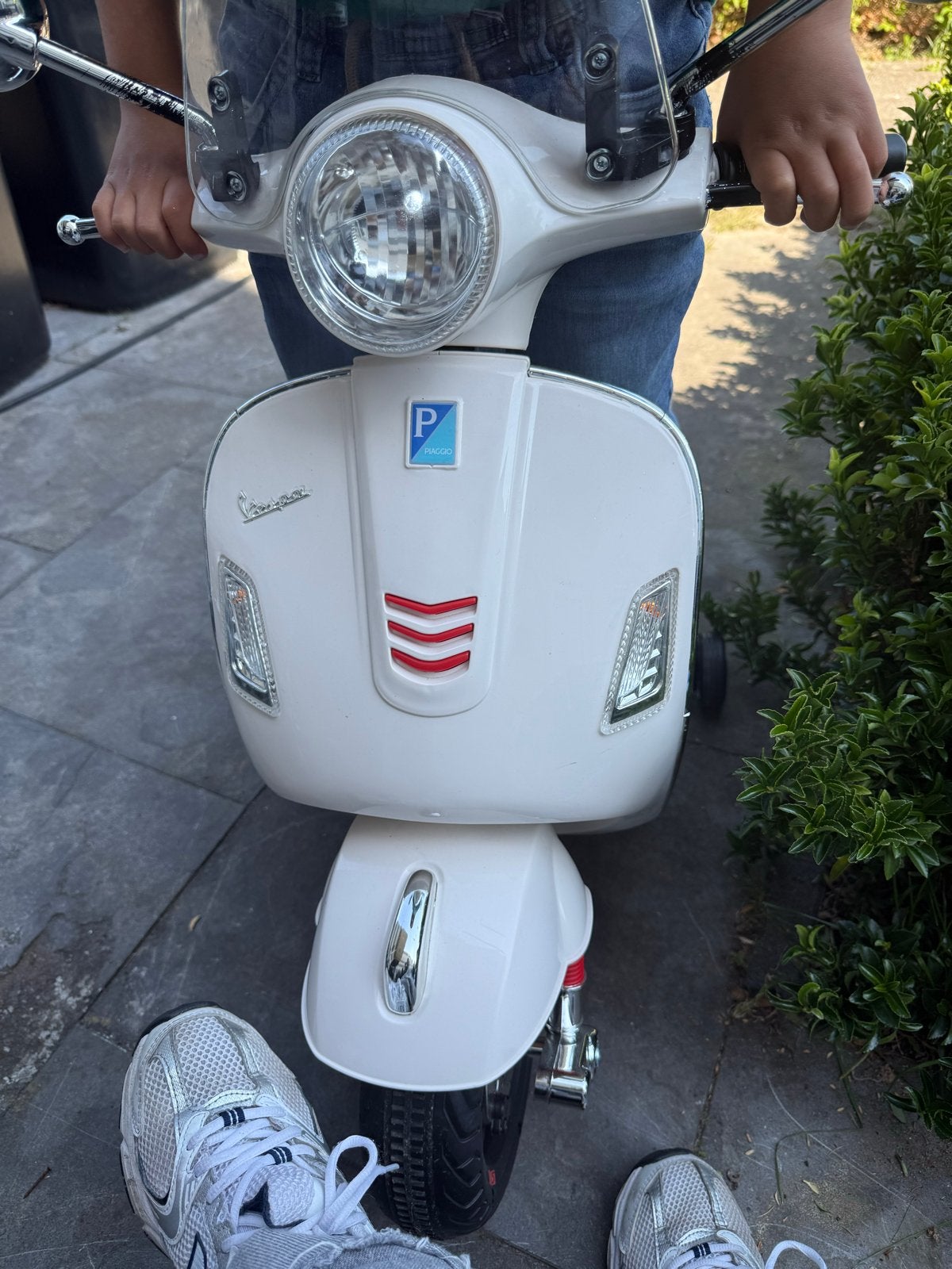 Elektrische kinder Vespa scooter - Wit, Kinderen en Baby's, Ophalen, Gebruikt