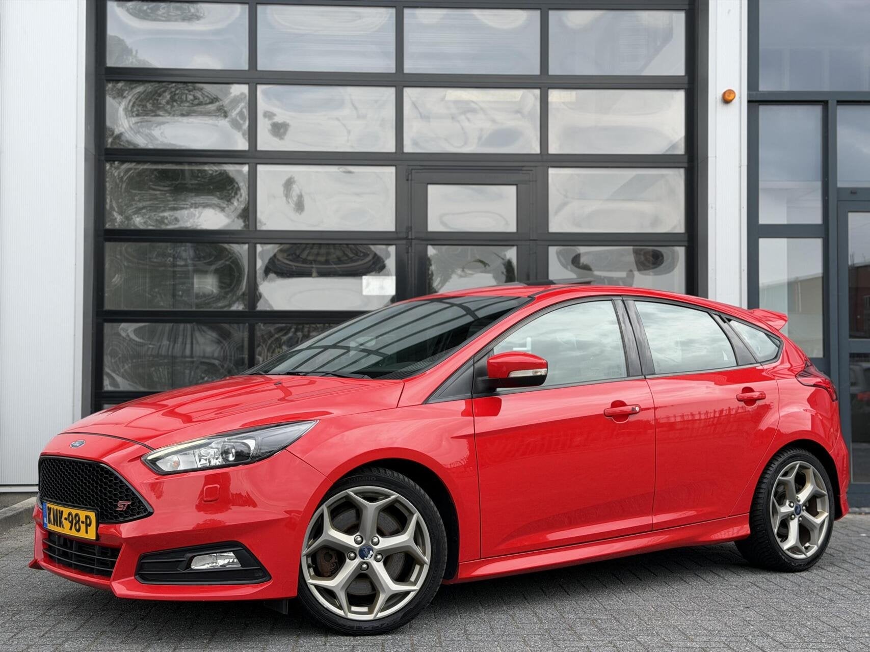 Ford Focus 2.0 EcoBoost ST 250Pk+ / PANO / CAMERA / RECARO, Gebruikt, Euro 6, 4 cilinders, 1436 kg