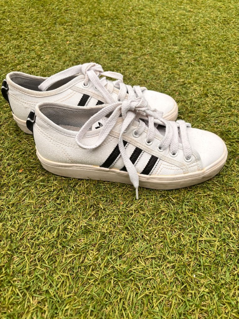 Adidas sneakers wit met zwarte strepen, Gebruikt, Maat XS of kleiner, Schoenen, Ophalen of Verzenden