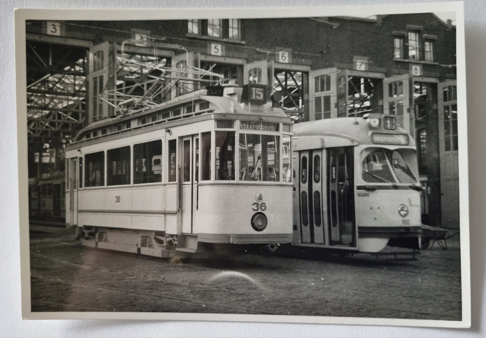 217)Oude trams remise Scheveningen: motorwagen 36 en PCC, Ophalen of Verzenden, Gebruikt, Tram, Kaart of Prent