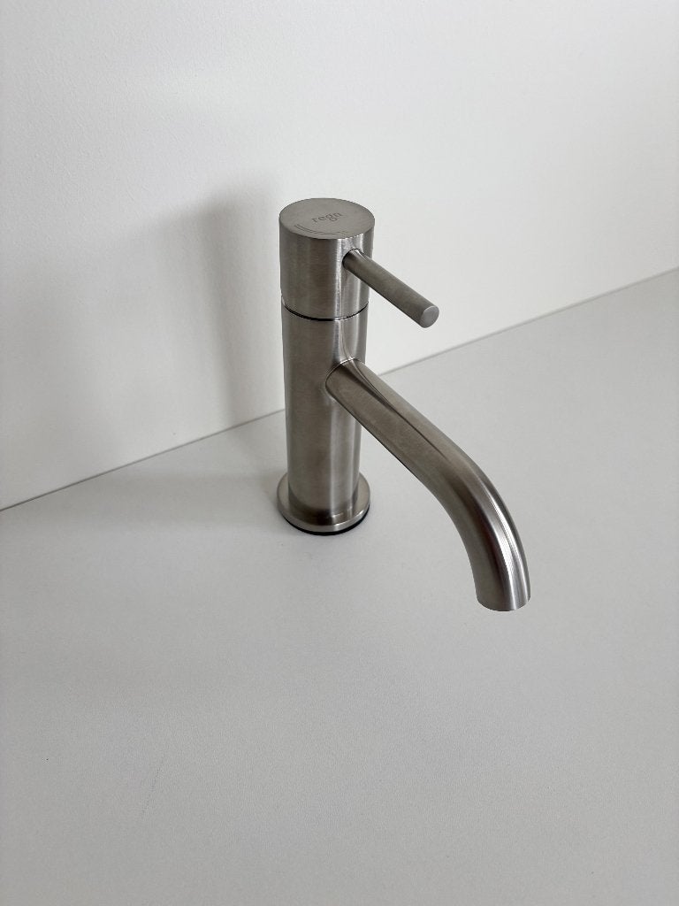 Nieuwe luxe wastafelkraan laag | Geborsteld nikkel | Nieuw, Info@regn.nl, Vreebergen 5, 9403 ET Assen, Regn, Nieuw