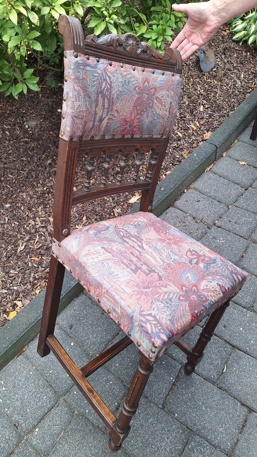 Foto 2 van 6 Antieke stoelen met bloemenpatroon