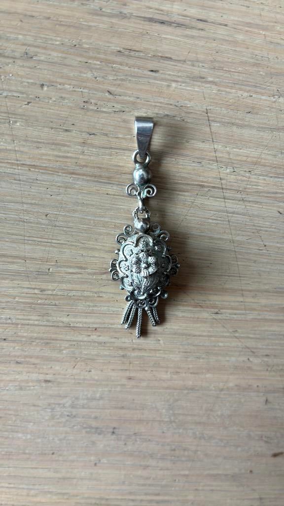 Antieke klederdracht hanger zilver, Ophalen of Verzenden, Gebruikt, Zilver