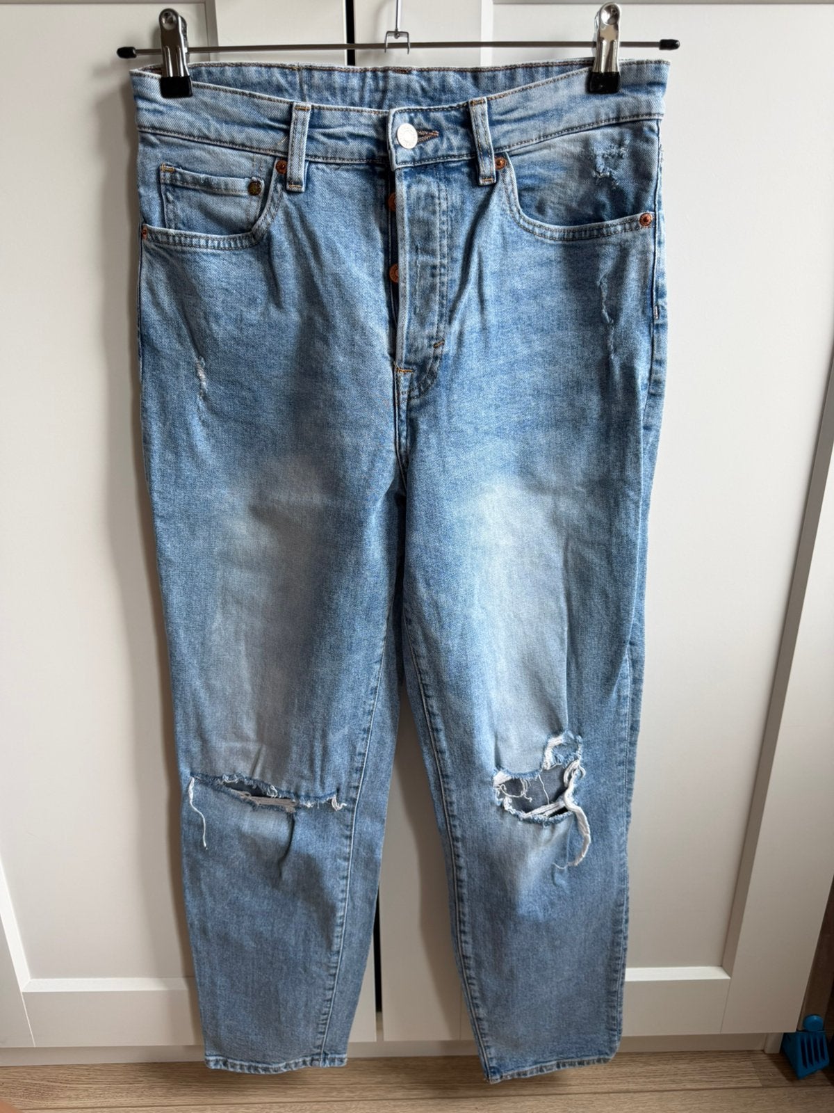Mom jeans met gaten - Blauw - H&m - 38, Ophalen of Verzenden, Zo goed als nieuw, Blauw, W30 - W32 (confectie 38/40)